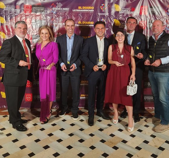 Award ceremony group photo, El Diario Latinoamericano